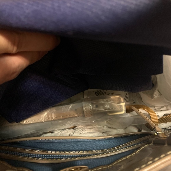 Brand New Dooney & Bourke crossbody purse - Picture 3 of 4